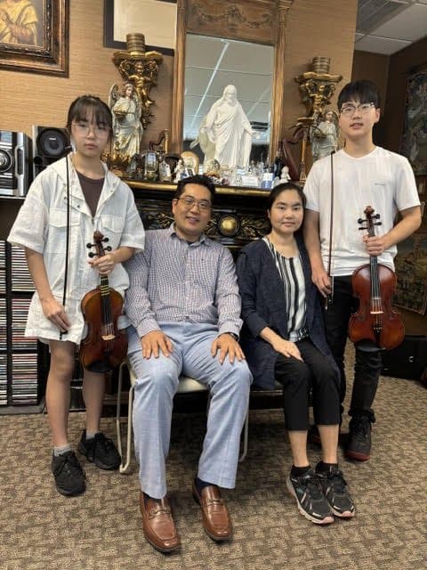 Julia An with her brother Jiwon and parents Mr. and Mrs. James An